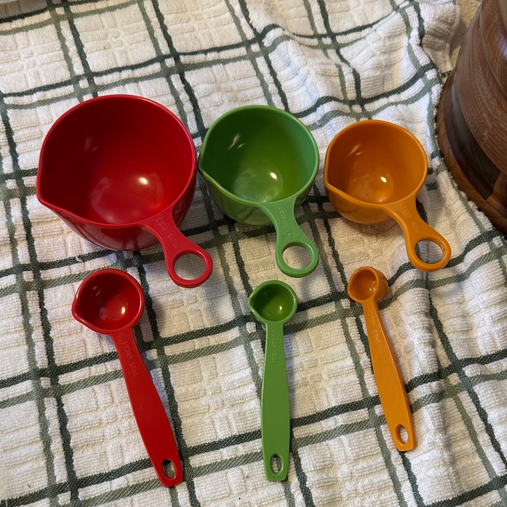 Measuring cup and teaspoon set. Red green orange